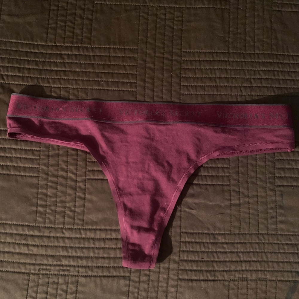 Selling Victoria’s Secret thong nwt any questions ask🌸😊